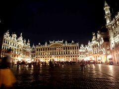 ライトアップされたグラン・プラス。
世界一美しいと言われるのも納得です

ヴェニスのサン・マルコ広場も世界一と称されますが、
こちらは朝焼けが似合うすがすがしい広場という感じです。

美しさで感動させられる広場ということなら、夜のグラン・プラスが世界一かもしれません。
