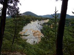 日本キャニオンを展望台から眺める。
一部分のみ山肌がはがれ、凝灰岩が露出している。