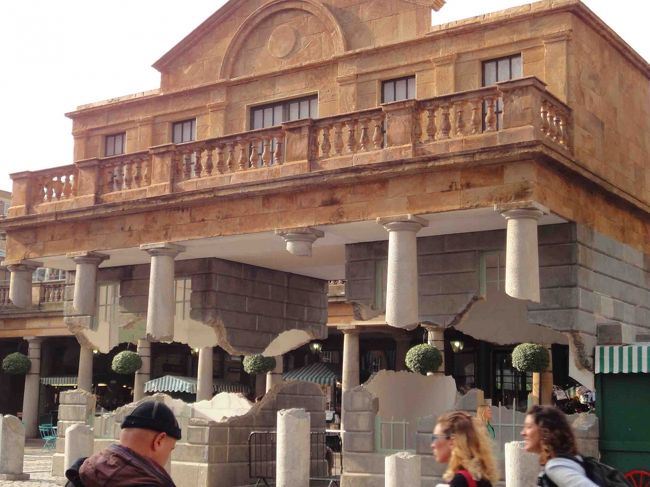 コヴェントガーデンの入口が不思議なアート作品で覆われていました。