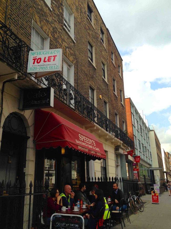 BBCドラマ『シャーロック』ロケ地。<br />ファンの女の子もいましたが、地元民の食堂という感じです。