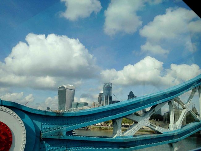 バスでの移動中にパシャリ。<br />私が行くときは大概ロンドンらしからぬ青空が広がっているような気がします。