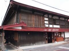 「鳴海家住宅（屋号：稲村屋）」（横側から）。このあたりから、いよいよそれっぽくなってきます。

創業文化３年（１８０６）の造り酒屋さんで、屋号は創業以来「稲村屋」を名乗りますが、一般に「菊乃井」の名前で知られています。主屋は、創業以前に建てられたものだそうです。

