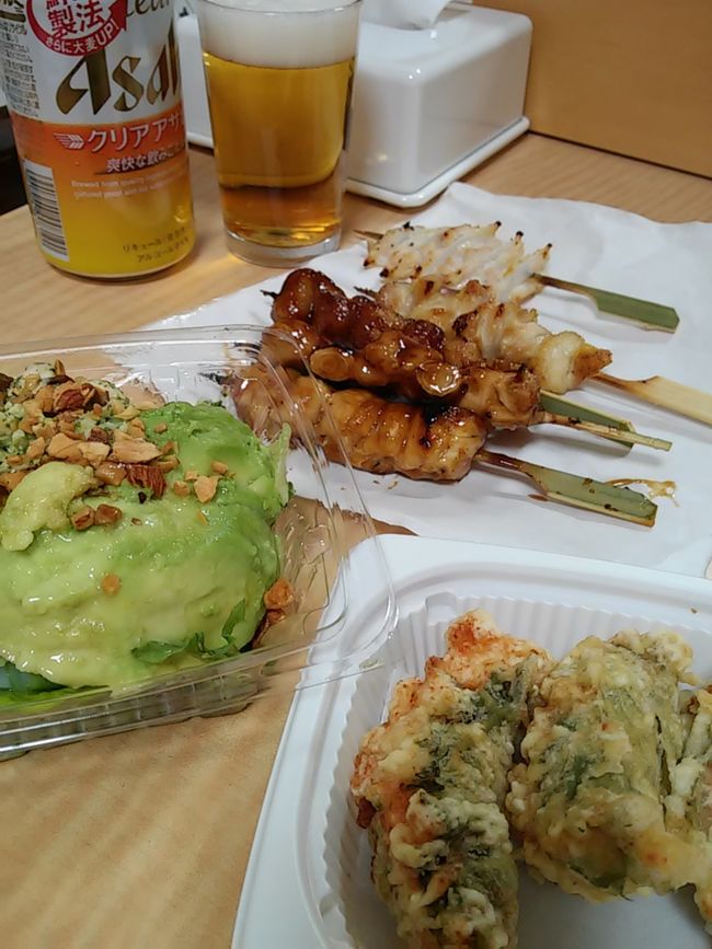 お昼からの研修は夕方には終わり、東京駅から藤沢に移動。<br /><br />駅から5分ほどの法華クラブ藤沢に宿泊です。<br /><br />何だか疲れちゃって、この日はお惣菜を駅前のデパ地下で買って、ひとり晩酌(笑)