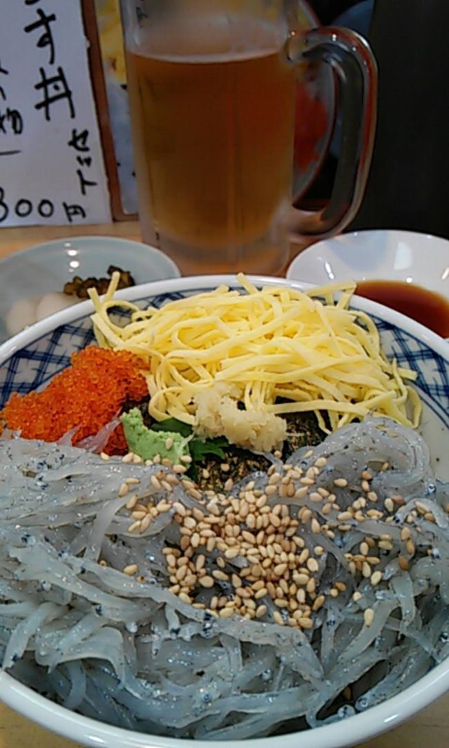 朝ごはん食べてなかったらね。<br /><br />生しらす丼♪<br />もちろん、お昼からビールです！(笑)<br /><br />お味の方は、うーん(ФωФ)⁉<br />生しらすってネチャネチヤしてるもの？<br />プリプリ、コリコリしてるのかと思ってました。