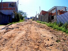 でも....その後が.......また厳しい〜!

レンタカーを山の頂上に車を置いて......この険しい....どろどろの....道の無い道を歩きました。

なんてこったぁ〜。

天国に一番近い海岸を見に行くには....山あり谷あり......。

この苦労の後には、パラダイスがある！と信じながら.......獣道を２０分ほど歩きます.....