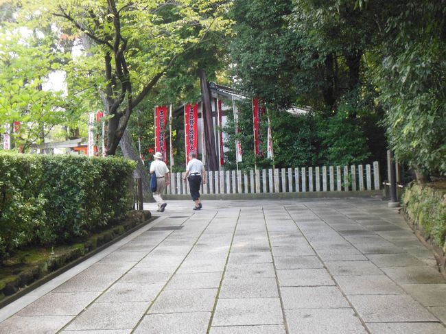 さらに進む。前方に見えるのは孫太郎稲荷。