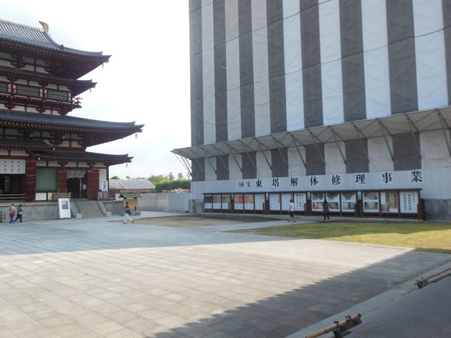 解体修理中の西塔