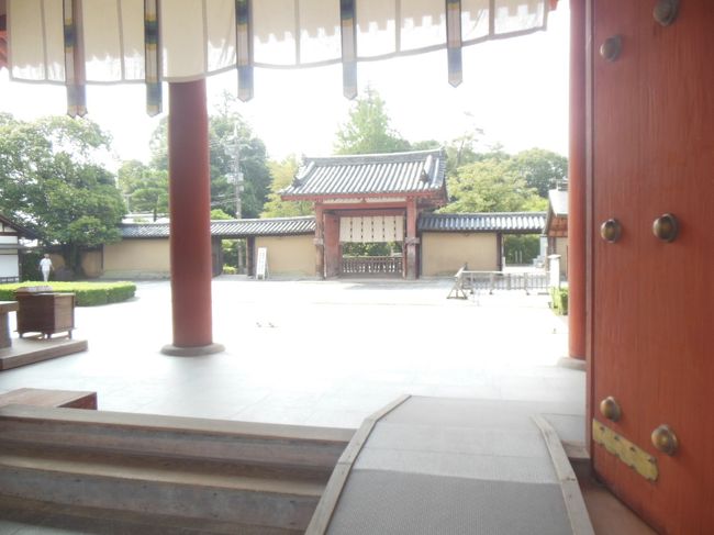 中門から南大門を見る