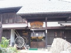 で、しばらくまら車を走らせて、こちらのお蕎麦屋さんに来ました。「かやぶき」