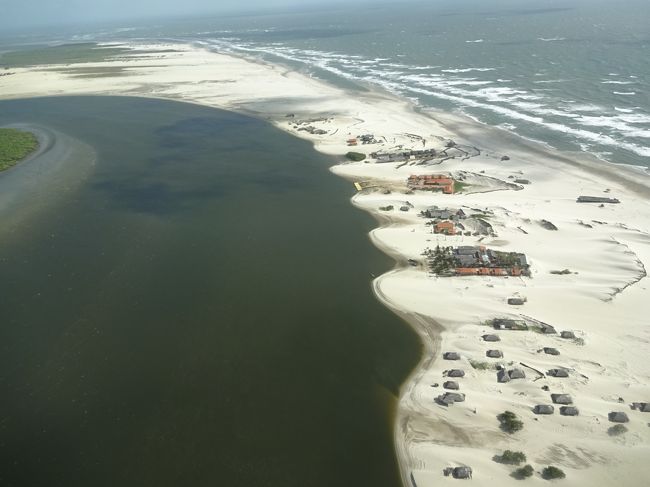 こちらは、前日にセスナから撮影したレストランの上空。<br /><br />左がボートで進んできた川で、右側は大西洋。<br /><br />レストランが川と海の間にあることが分かる。