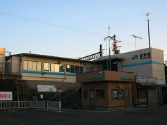 自宅近くの駅を出る始発列車からJRを乗り継いでやってきたのは和歌山市北部にある紀伊駅。まずはここからバスに乗って紅葉の名所としてよく紹介されている根来寺へ行きます。