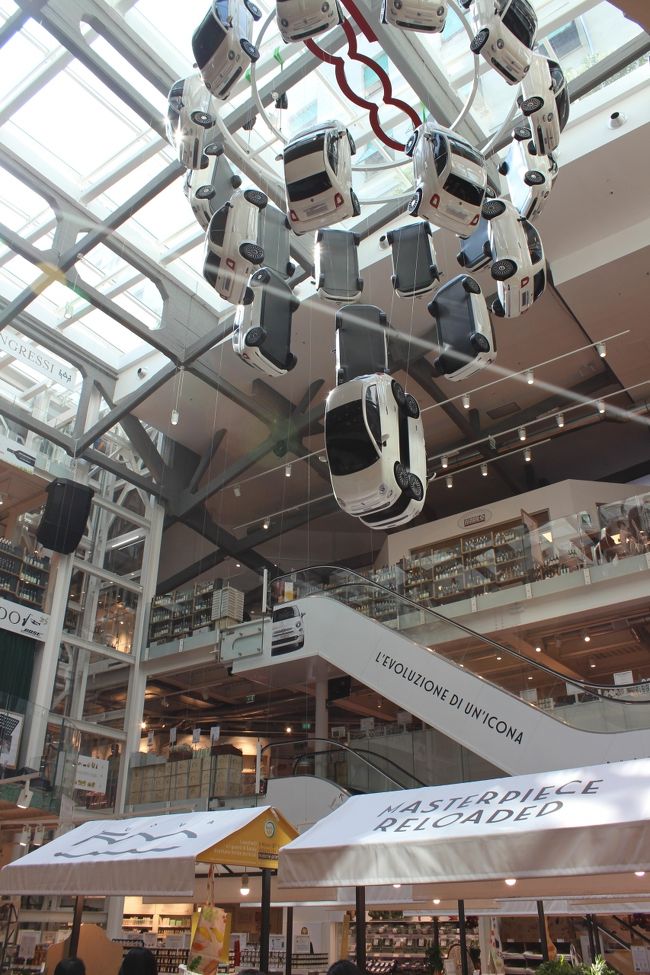 『ＥＡＴＡＬＹ』<br /><br />上を見上げると・・・<br />店内は３フロアに分かれていて、イートインスペースもありました。