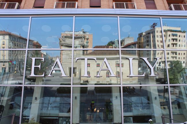 ２０１５年７月１７日（旅行７日目）<br /><br />この日は午後からミラノから電車で１時間くらいの場所にあるパルマに出かける事になっていたので、午前中はイタリアグルメのお土産探しに『ＥＡＴＡＬＹ』にやってきました。<br /><br />『ＥＡＴＡＬＹ』はイタリア・トリノに本社があり、ミラノ万博でもイタリア各地の美味しいグルメはココがあつかっているとか・・・。<br />２０１５年６月１５日に三井物産のプレスリリースでは日本およびアジアエリアでの展開を三井物産と組んですすめるということなので今後が楽しみです。<br /><br />『ＥＡＴＡＬＹ』はＥＡＴとＩＴＡＬＹの造語らしいですよ（笑）