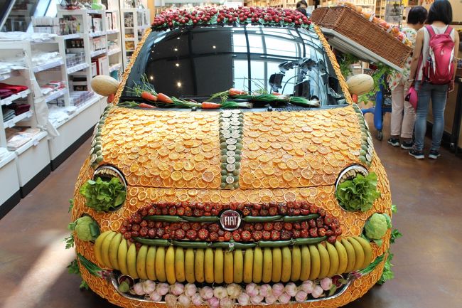 『ＥＡＴＡＬＹ』<br /><br />店内にはいっていきなり飛び込んできました。<br />ＦＩＡＴを果物でラッピング！<br />