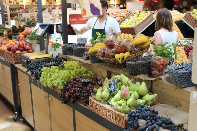 『ＥＡＴＡＬＹ』<br /><br />店内には豊富な食材が並んでいました。