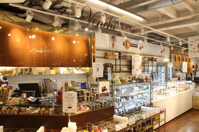 『ＥＡＴＡＬＹ』店内には、Ｖｅｎｃｈｉもテナントとして出店していました。<br /><br />ここでお土産用のチョコを購入しました。