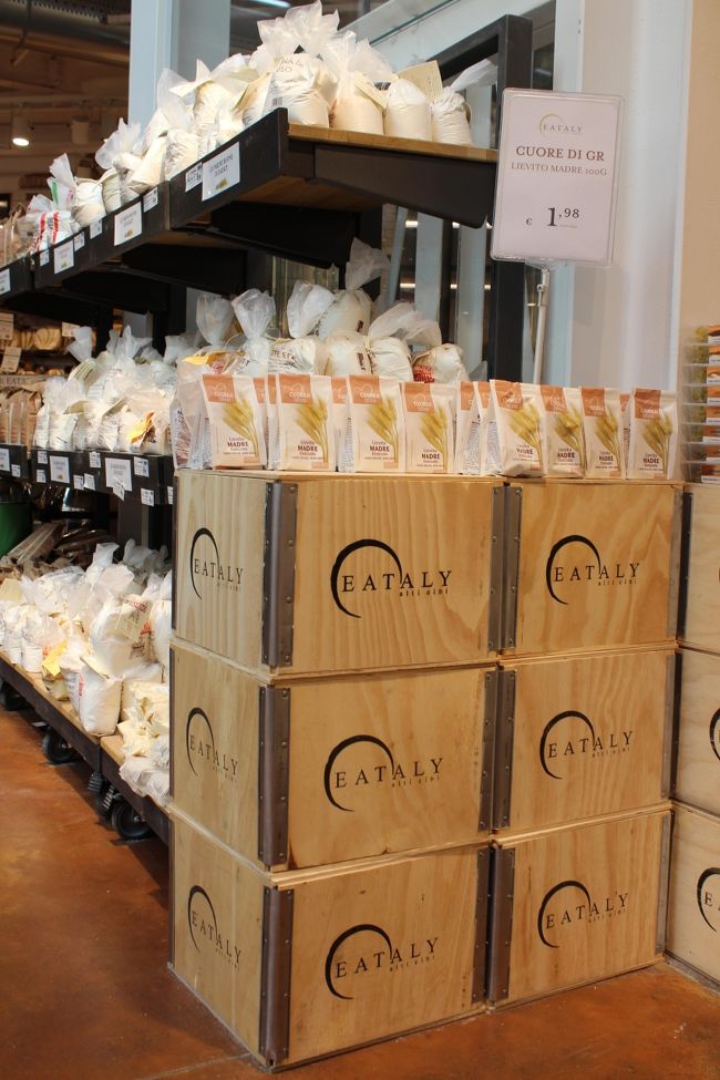 『ＥＡＴＡＬＹ』<br /><br />イタリアと言えばパスタ<br />当然、パスタ関係の小麦やパスタコーナーも充実していましたよ。