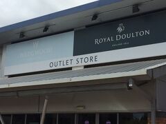 途中で降りて　Ｔｈｅ　Ｒｏｙａｌ　Ｄｏｕｌｔｏｎ　Ｏｕｔｌｅｔ　Ｓｕｐｅｒｓｔｏｒｅに
ここは　wedgwoodのoutletです

こんな外観
ウェッジウッドの博物館？だかのほうに行かないでね
ロイヤルドルトンと一緒のこちらが　アウトレットだからね
