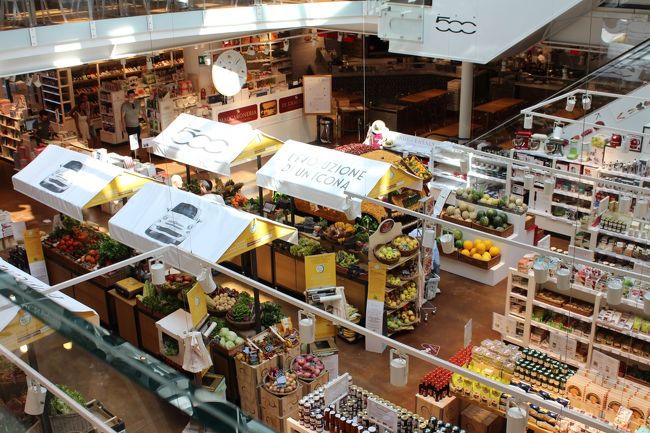 『ＥＡＴＡＬＹ』<br /><br />上のフロアへの移動は、エスカレーターかエレベーターで移動できます。<br />ワインなどビンものを購入した時にはエレベーターが便利ですよね（笑）