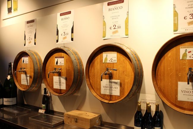 『ＥＡＴＡＬＹ』<br /><br />ワインコーナーでは試飲もＯＫ！