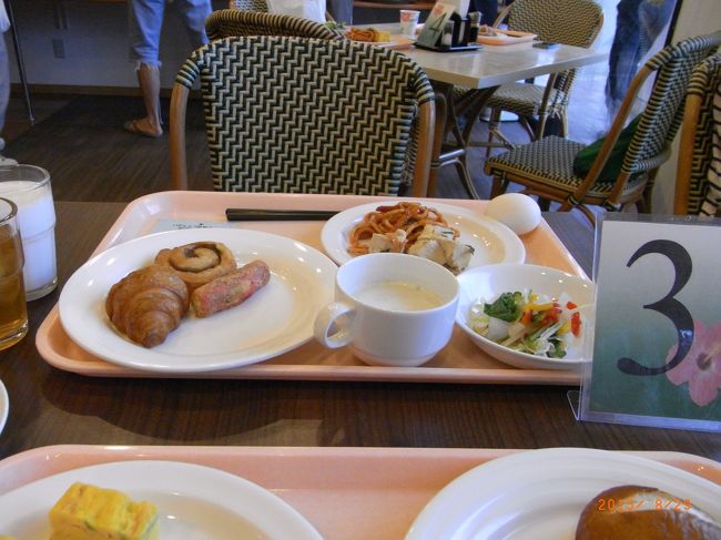 わたしの分。毎日3番の同じ席に座ってしまった(*^-^*)<br /><br />ここのホテルは、毎朝おかずのメニューが違くて<br />味もおいしいくて満足！<br /><br />この日は八重山ナポリタンがあったよ(^^)/<br />太めの麺のナポリタンでした。おいしかった〜