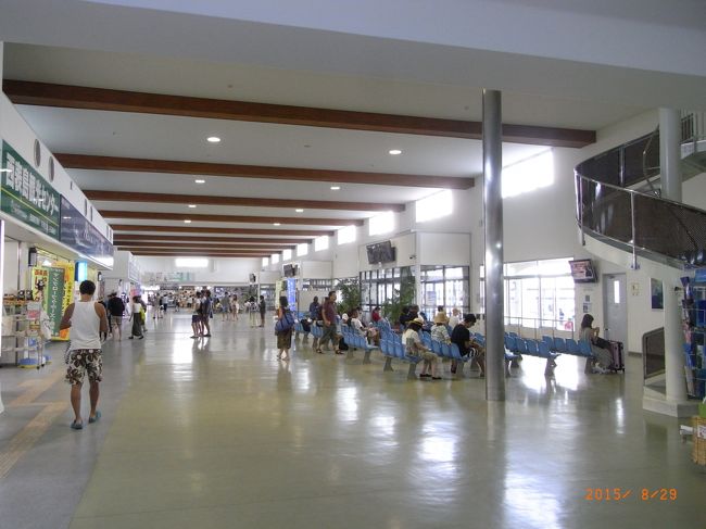 ここは石垣港のターミナル？<br /><br />出発まで少しあるよ。