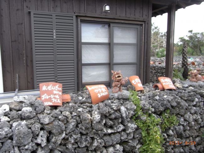 お店の石垣にいろんなシーサーが置いてあるよ。<br /><br />水牛がゆっくり進むから、写真も撮れるね。