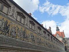 　ドレスデン城の城壁に描かれている「君主の行列」。ドレスデン観光のハイライトのひとつです。