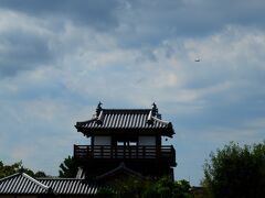 池田城址公園。すぐ先に伊丹空港を飛び立った飛行機が見えます。