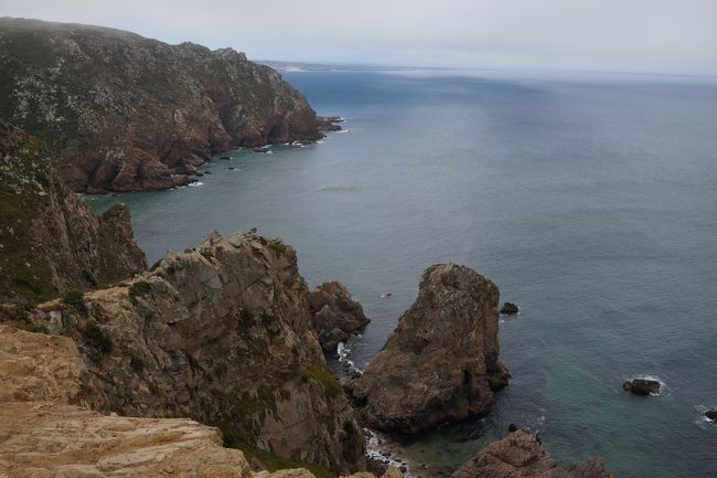 周辺は荒涼とした断崖絶壁です。