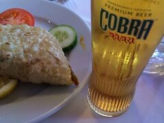 夕ご飯は近くのインド料理　
まずはビール
インドのビール　Cobra