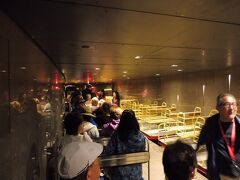 鍾乳洞には、このトロッコに10分程度乗って奥に入っていきます。
最初は涼しくて喜んでましたが、だんだん寒くなってきます。
特に、帰りは冷えた体で風を受けるので寒い寒い。
薄手のダウンを持ってきている方がいて、正しい選択だと思いました。