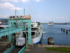 再び車を走らせて鹿児島港へ。先ほど見下ろした桜島フェリーに車ごと乗り込みます。