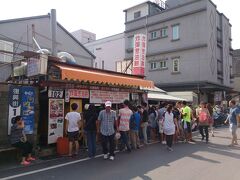 なんとなくまだ空腹感。
もう１つ花蓮名物を食べに来ました。
炸蛋葱油餅です。