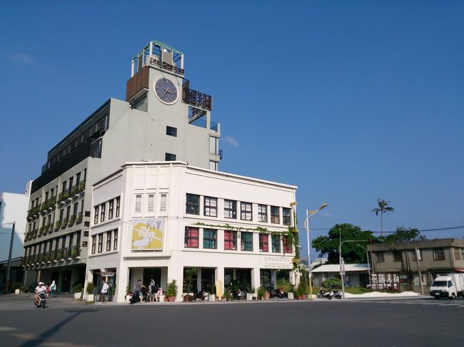 手前の低い方は、樟脳やサトウキビ貿易の会社・賀田組のオフィスだった建物。<br /><br />現在は台湾産の調味料やお菓子・工芸品などが売られている『阿之寶手創館』。<br />ちょろっと中を覗いてみました。<br />四四南村にある『好,丘』のようなオッシャレ〜な感じです。