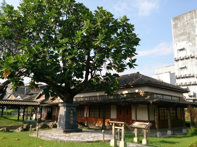 台東線の拡大工事に伴い、１９８０年前後に組織機関が現在の花蓮駅がある辺りに移り、こちらは廃止。<br />建物や周囲の繁華街は廃れてしまいましたが、２０００年以降政府や鉄道局の援助により『文化園区』として生まれ変わったそうです。<br /><br />近代台湾の発展の１つとして、日本による鉄道建設があります。<br /><br />ここでも“日本”とその歴史を大切に守ってくれていました。<br />