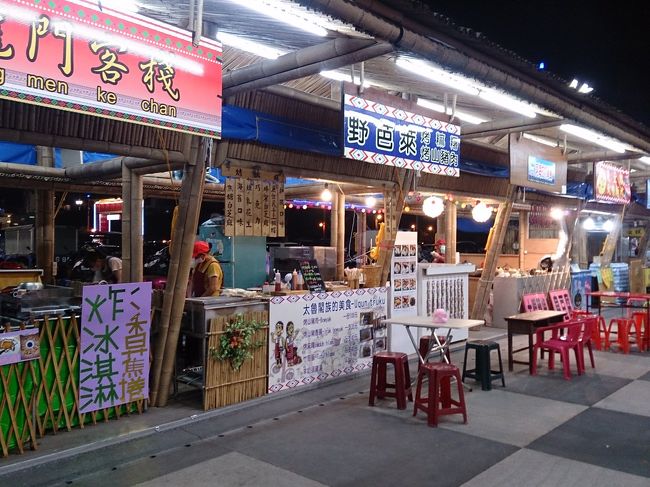 名前の通り、原住民の料理を食べられる屋台が並びます。