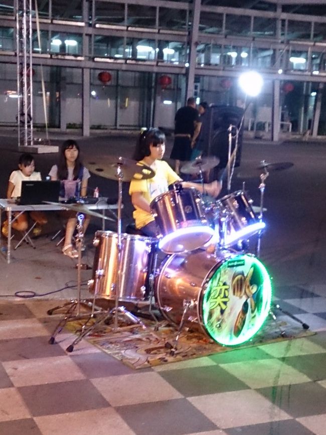 ドラムの音と人の群れがあったので何かと思い見てみると、１人の少女による華麗なスティックさばき。