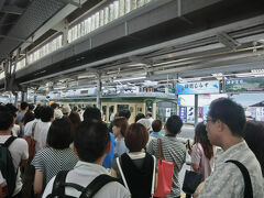 江ノ電の鎌倉駅
ホームに人が入れないほどの混雑です。