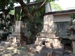 品川神社の裏手には、板垣退助の墓