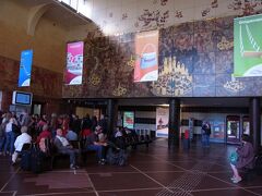 ブルージュの駅に着きました。
窓口はちょっと混雑していますね。

叔母は65歳を過ぎているので、シニア料金の切符を購入しました。
これは65歳以上なら平日の9時以降、ベルギー国内どこまで行っても2等なら6ユーロ（1等は13ユーロ）と、とってもお得なんです！
しかも往復！！

今回は片道になってしまいますが、それでもお得ですよね？
私は片道7.6ユーロになるレイルパスを使いました。

ベルギー国鉄HP(英語）
http://www.belgianrail.be/

