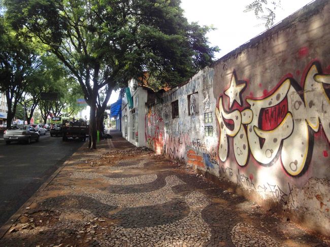 フォズ・ド・イグアス到着！<br />ホテル付近の街並みはこんな感じで、程よい地元感です。