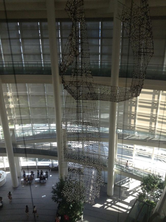 芸術劇場のロビーの吹き抜け<br /><br />相変わらずかっこいい西本さん<br />望くんのピアノも良かった 拍手に応える初々しさも好感度アップ 今後要チェック(*^^*)