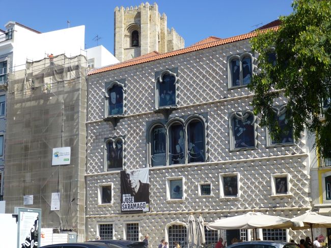 くちばしの家を見つつ、メトロのテレイロ・ド・パソ駅を<br />目指します。<br />