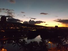 ココナッツワイキキホテルで、ハワイ２日目の朝を迎えました。
ラナイからホノルル市街の朝焼けを撮りました。心奪われる美しさです！