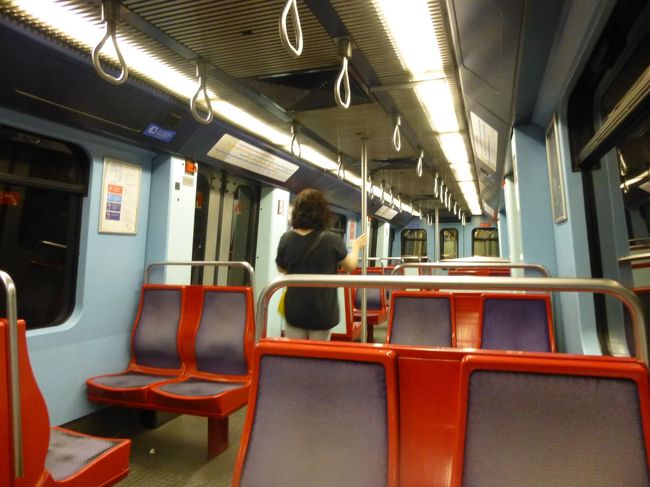 メトロでラト駅まで行きます。<br />誰も居ないブルーラインの車内。