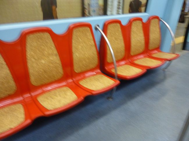 座席はコルクみたいでした。<br />ラト駅へはイエローライン乗り換えなので<br />これでメトロ全線制覇です。