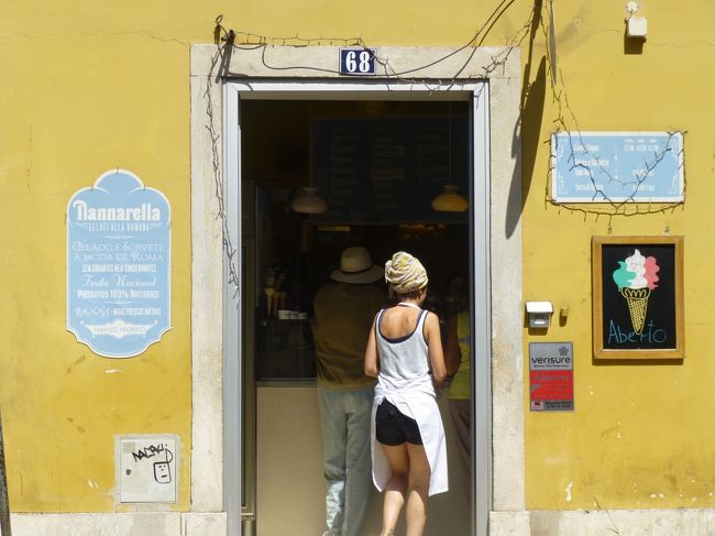 ラト駅からサン・ベント通りを散歩しながら<br />お目当のジェラートのお店、ナンナレッラに<br />着きました。