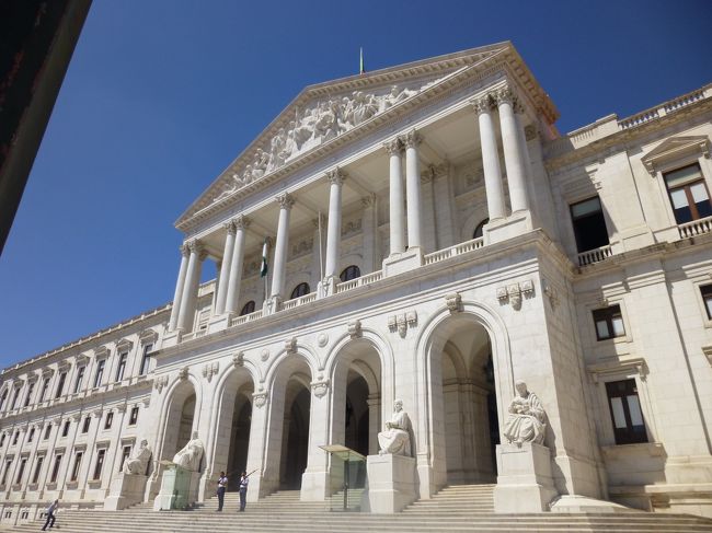 近くにある国会議事堂。