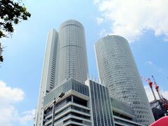 JRセントラルタワーズの双子の様子を見ると、名古屋駅って感じがするな。
以前、このビルを使って大々的なイルミネーションが行われていた名古屋駅。
あれは凄かったなぁ〜震災の後、節電などもあり無くなったみたいだけれど景気上向きの今！！また復活しないかな？